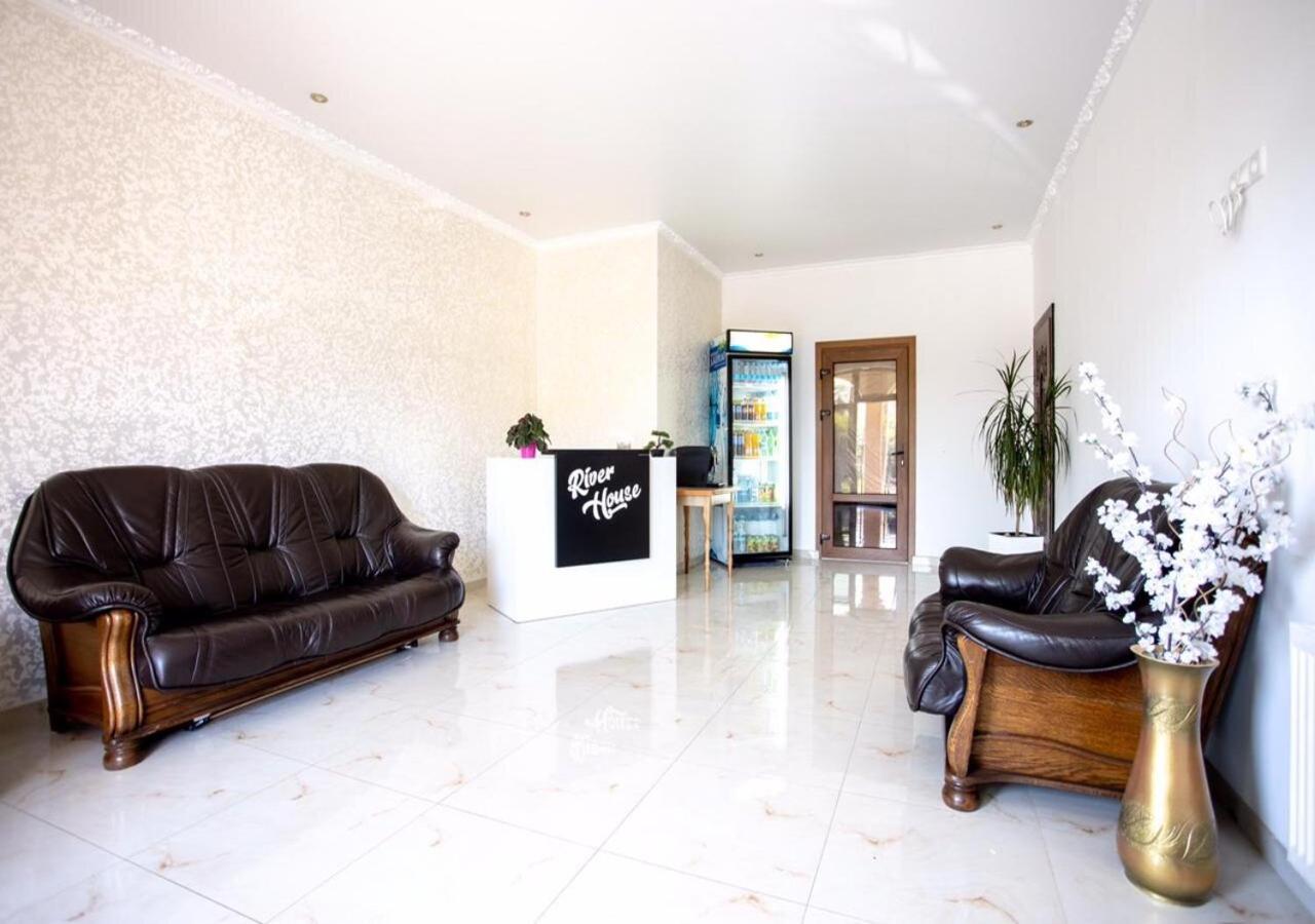Готель River House Oeman Buitenkant foto