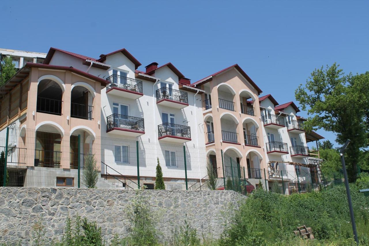 Готель River House Oeman Buitenkant foto