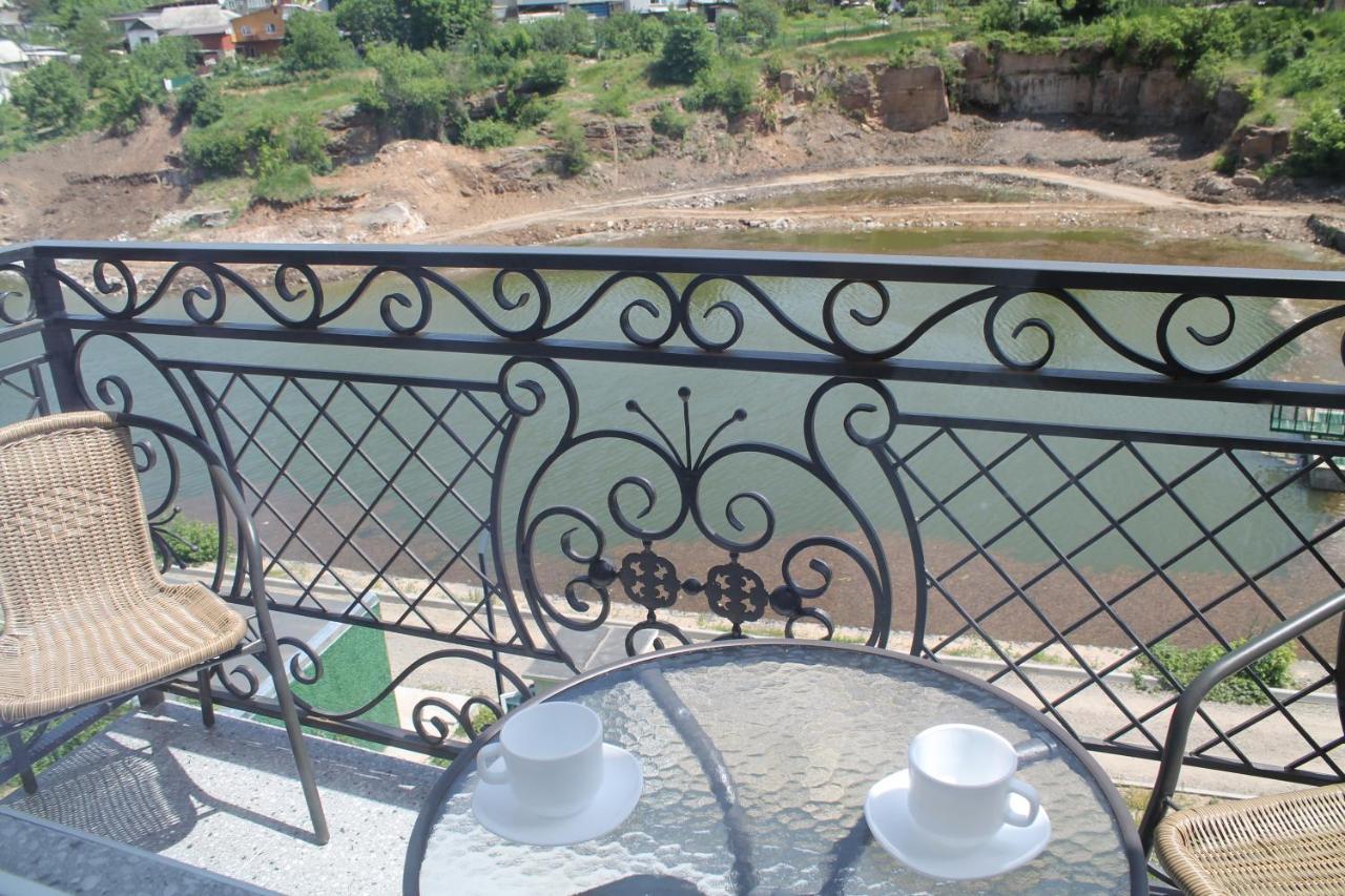 Готель River House Oeman Buitenkant foto